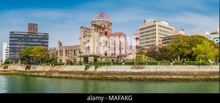 Le dôme De La Bombe A et la ville d'Hiroshima, au Japon Banque D'Images