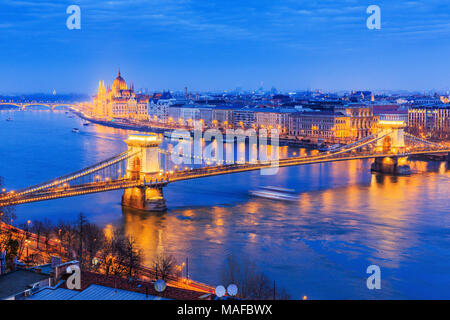 Budapest, Hongrie. Vue panoramique avec le Pont des Chaînes et le Parlement. Banque D'Images