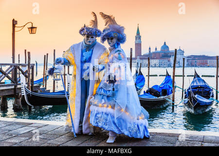 Venise, Italie. Carnaval de Venise, masques de beauté à la place Saint Marc. Banque D'Images