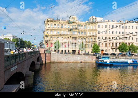 La Russie, Saint-pétersbourg - le 18 août 2017 : Pont Anitchkov à travers la Rivière Fontanka. Premier pont a été construit en 1715-16. La forme actuelle du pont a été en Banque D'Images