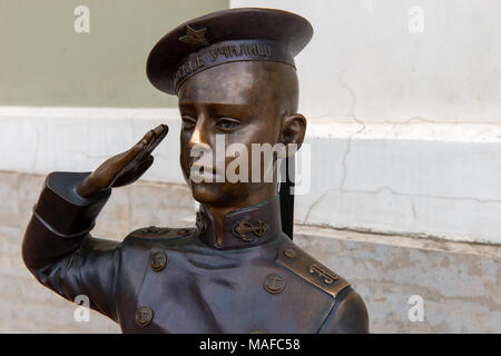 La Russie, Saint-pétersbourg - le 18 août 2017 : Monument à un jeune étudiant de l'École navale Nakhimov (signe sur en pate) avec la devise "Nous servons le mo Banque D'Images