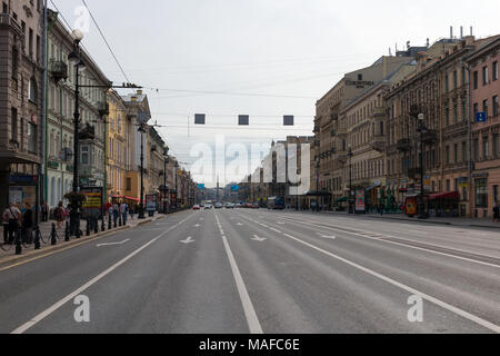 La Russie, Saint-pétersbourg - le 18 août 2017 : la perspective Nevski de pont Anitchkov vers l'Vosstaniya square à l'été journée ensoleillée. Maintenant, c'est main Banque D'Images