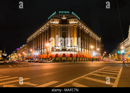 La Russie, Saint-pétersbourg - le 18 août 2017 : l'hôtel Astoria à Saint-Pétersbourg. Astoria, l'hôtel le plus luxueux de Saint-Pétersbourg. La Russie. Nuit vi Banque D'Images