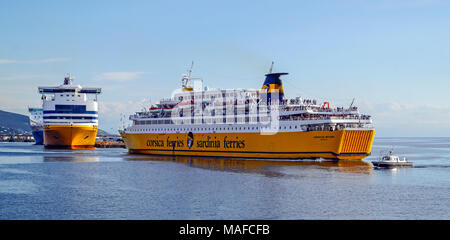 Corsica Ferries Sardinia Regina est l'inversion du port de Bastia Bastia Corse France Europe avec la Sardaigne Andrea amarré à l'arrière-plan Banque D'Images