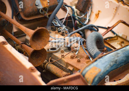 Un cu 184 rouillé dans (3.0 litre) d'un moteur 6 cylindres en 1955 AMC Rambler medalist, dans une carrière de pierres, à l'Est de l'Idaho Clark Fork. E Banque D'Images