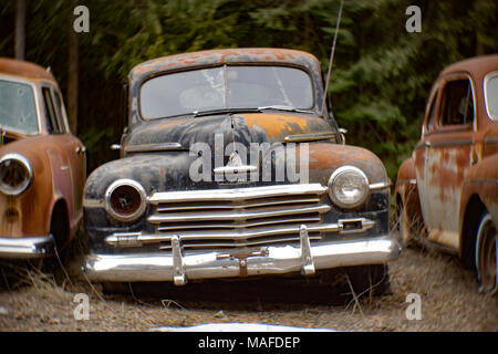 L'avant d'un vieux, noir 1946 Plymouth Deluxe 4-door sedan, dans une carrière de pierres, à l'Est de l'Idaho Clark Fork. Banque D'Images