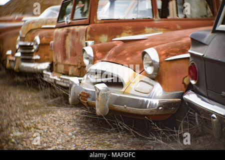 L'avant d'un vieux, rouillé 1955 Studebaker Commander coupé, dans une carrière de pierres, à l'est de Clark Fork, Utah. Banque D'Images