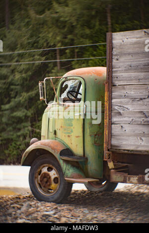 Un livre vert 1937 camion GMC cabine avancée surbaissée, dans une ancienne carrière de pierres, à l'Est de l'Idaho Clark Fork. Banque D'Images