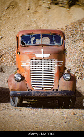 Un camion Dodge 1947 Cabine avancée surbaissée, dans une ancienne carrière de pierre, à l'est de Clark Fork, Utah. Banque D'Images