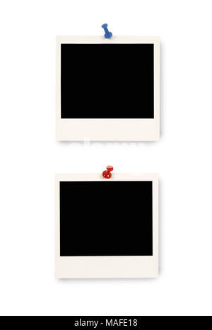 Deux tirages photo appareil photo instantané avec des punaises de couleur bleue et rouge isolé sur fond blanc. L'espace pour copier. Banque D'Images
