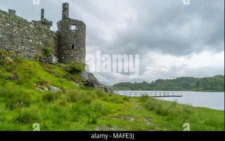 Pont de chemin de fer près de Kilchurn Castle et Loch Awe, Argyll and Bute, Ecosse. Banque D'Images