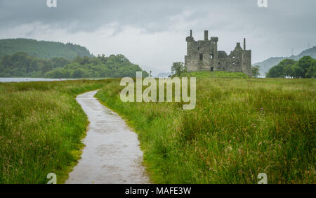 Pont de chemin de fer près de Kilchurn Castle et Loch Awe, Argyll and Bute, Ecosse. Banque D'Images