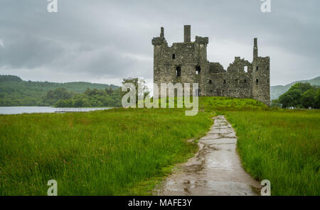 Pont de chemin de fer près de Kilchurn Castle et Loch Awe, Argyll and Bute, Ecosse. Banque D'Images