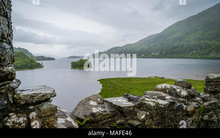 Pont de chemin de fer près de Kilchurn Castle et Loch Awe, Argyll and Bute, Ecosse. Banque D'Images