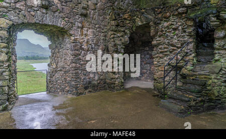 Pont de chemin de fer près de Kilchurn Castle et Loch Awe, Argyll and Bute, Ecosse. Banque D'Images