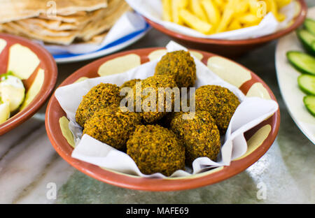 Felafel balls dans un bol rustique vue supérieure Banque D'Images