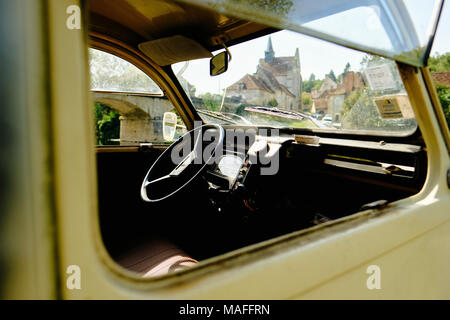 Une fenêtre de l'intérieur de la cabine et d'un classique 2CV Citroën garée dans la France rurale. Banque D'Images