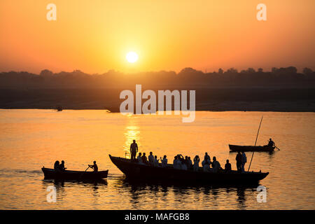 L'aube sur le Gange, avec les silhouettes de navires avec des pèlerins. Varanasi, Inde. Banque D'Images