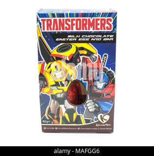 Largs, Ecosse, Royaume-Uni - 31 mars 2018 : Transformers Kinnerton Oeuf en chocolat dans une boîte. Wastfull récent reportage sur l'emballage par rapport à la taille de Banque D'Images