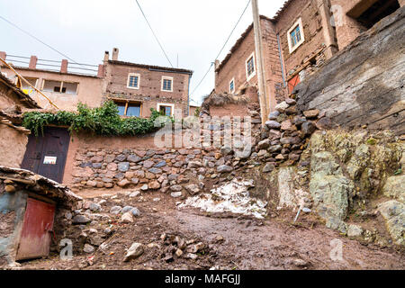 Dans les maisons d'argile typique village berbère Tamatert dans les montagnes du Haut Atlas, Maroc Banque D'Images