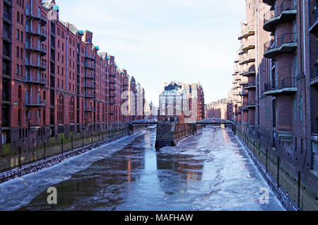 Vue sur le Wandrahmsfleet, Speicherstadt, le quartier du port historique de Hambourg, bordée d'entrepôts néo-gothique de la fin du xixe au début du xxe siècle Banque D'Images