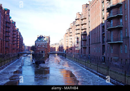 Vue sur le Wandrahmsfleet, Speicherstadt, le quartier du port historique de Hambourg, bordée d'entrepôts néo-gothique de la fin du xixe au début du xxe siècle Banque D'Images