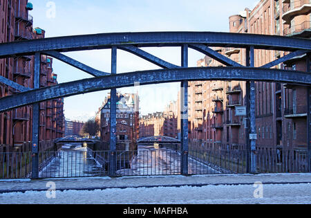 Vue sur le Wandrahmsfleet, Speicherstadt, le quartier du port historique de Hambourg, bordée d'entrepôts néo-gothique de la fin du xixe au début du xxe siècle Banque D'Images