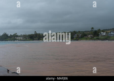 L'eau rouge dans la baie de Kukuiula sur Kauai après un violent orage Banque D'Images