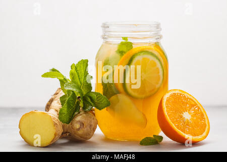 L'orange thé glace à la menthe en pot de verre, fond blanc, copie de l'espace. Rafraîchissement d'été concept. Banque D'Images