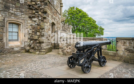 Cannon le long des murs du château de Stirling, Écosse. Banque D'Images