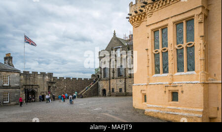 À l'intérieur des murs de la Stirling Castle dans un ciel nuageux l'après-midi d'été, de l'Écosse. Banque D'Images