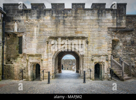 À l'intérieur des murs de la Stirling Castle dans un ciel nuageux l'après-midi d'été, de l'Écosse. Banque D'Images