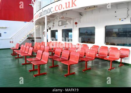 Sièges rouge vif sur le pont du ferry CalMac de Wemyss Bay à Rothesay Banque D'Images