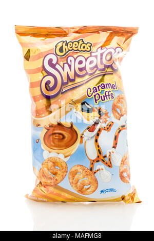 Winneconne, WI - 23 mars 2018 : un sac de Cheetos sweetos bouffées caramel sur un fond isolé. Banque D'Images