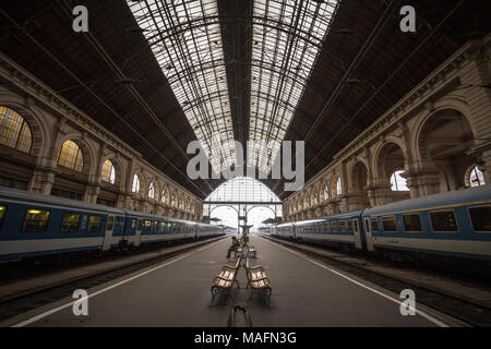 BUDAPEST, HONGRIE - le 18 décembre 2016 : Des trains au départ de Budapest Keleti Palyaudvar gare. Cette station est la plus grande de la Hongrie, et une Banque D'Images