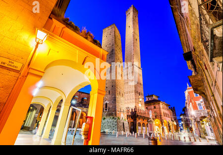 Bologne, Italie - deux tours (Due Torri), Asinelli et Garisenda, symboles de l'époque médiévale tours de Bologne. Banque D'Images