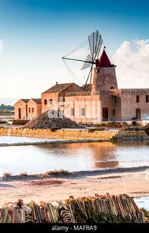 Marsala, Italie. Saline Stagnone Lagoon avec vintage moulins à vent et saline, province de Trapani, en Sicile. Banque D'Images