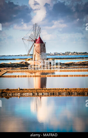 Marsala, Italie. Saline Stagnone Lagoon avec vintage moulins à vent et saline, province de Trapani, en Sicile. Banque D'Images