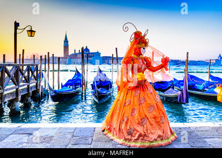 Venise, Italie - 9 Février 2018 : Carnaval de Venise, beau masque à Piazza San Marco avec les gondoles et Grand Canal. Banque D'Images