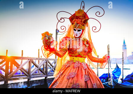 Venise, Italie - 9 Février 2018 : Carnaval de Venise, beau masque à Piazza San Marco avec les gondoles et Grand Canal. Banque D'Images