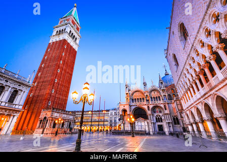 Venise, Italie. Lumière crépusculaire avec le Campanile, le Palais des Doges et la basilique San Marco. Banque D'Images