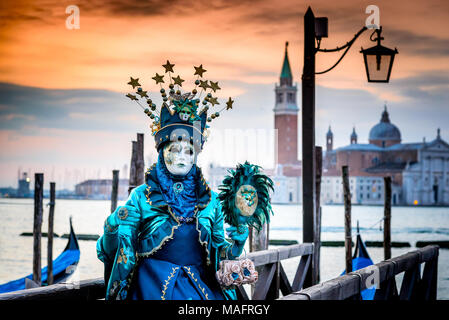 Venise, Italie - 11 Février 2018 : Carnaval de Venise, beau masque à la place Saint-Marc avec Saint George Island dans l'arrière-plan. Banque D'Images