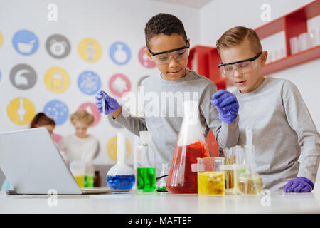 Deux amis d'expérimenter avec des produits chimiques au laboratoire Banque D'Images