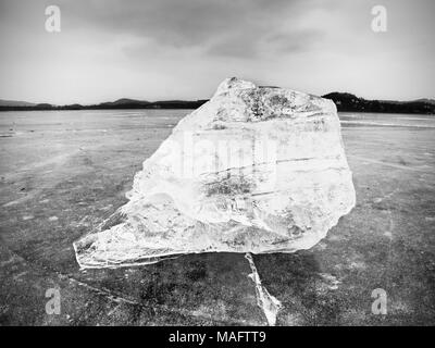 Glace avec réflexion sur le lac. Banc de glace concassée réfléchissant sur fond naturel. Iceberg naturelles avec la profondeur de champ. Photo en noir et blanc. Banque D'Images