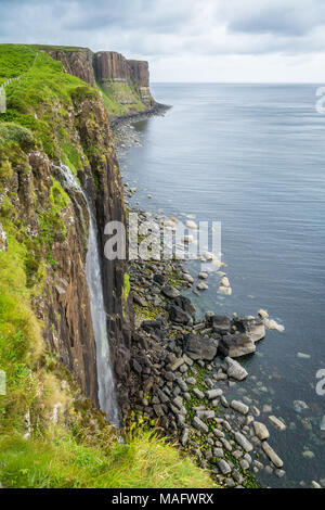 Le célèbre Kilt Rock Sea Cliff, dans le nord-est de Trotternish, île de Skye, en Ecosse. Banque D'Images