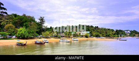 Phuket, Thaïlande - Janvier 2017:longue queue bateaux et ferries sur la plage Banque D'Images