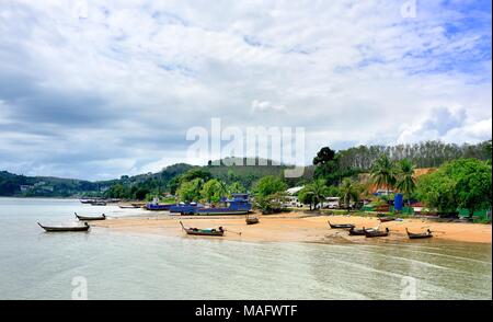 Phuket, Thaïlande - Janvier 2017:longue queue bateaux et ferries sur la plage Banque D'Images