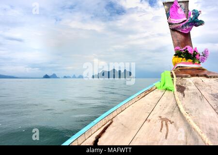 Pucket, Thaïlande - Janvier 2017:fleurs sur la long tail boat Banque D'Images