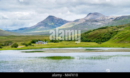 Paysage écossais typique près de Loch Damh, à proximité de Glen Shieldaig et Beinn Damh. Banque D'Images