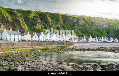 Après-midi ensoleillé de Pennan, petit village dans l'Aberdeenshire, en Écosse. Banque D'Images